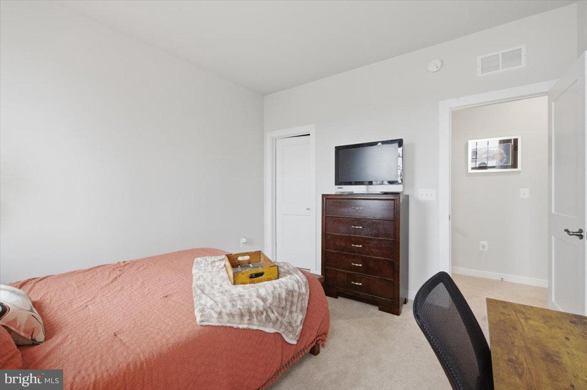 715 Thomas Lane photo 22