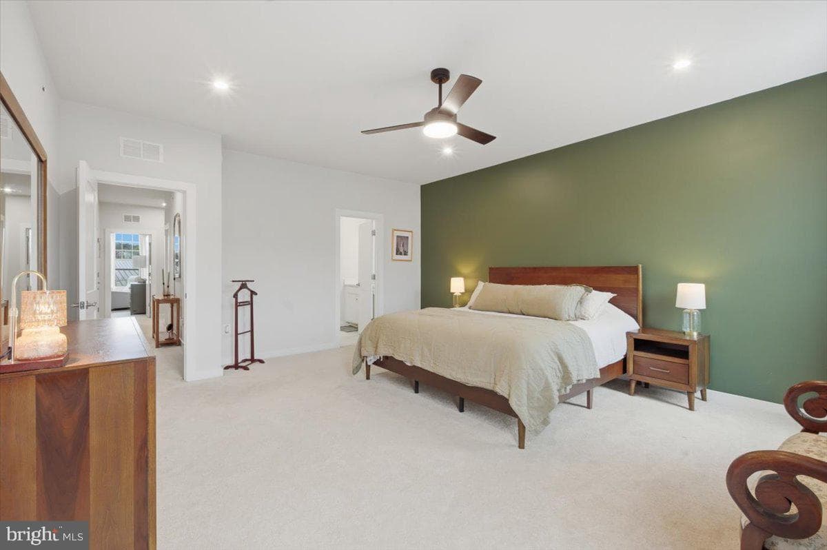 715 Thomas Lane photo 24