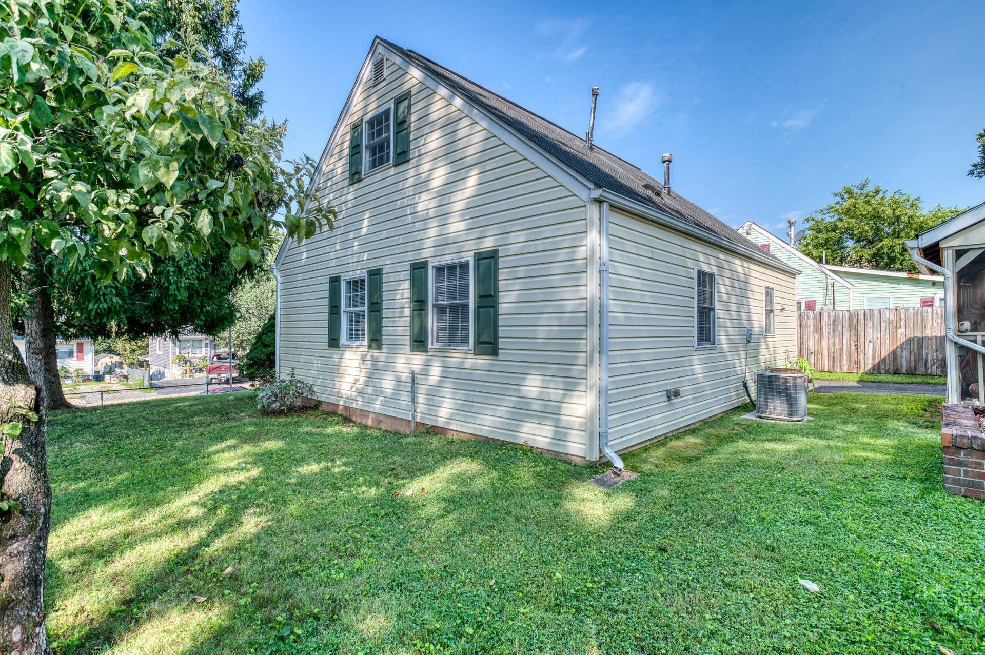 192 Cabbel Drive photo 25