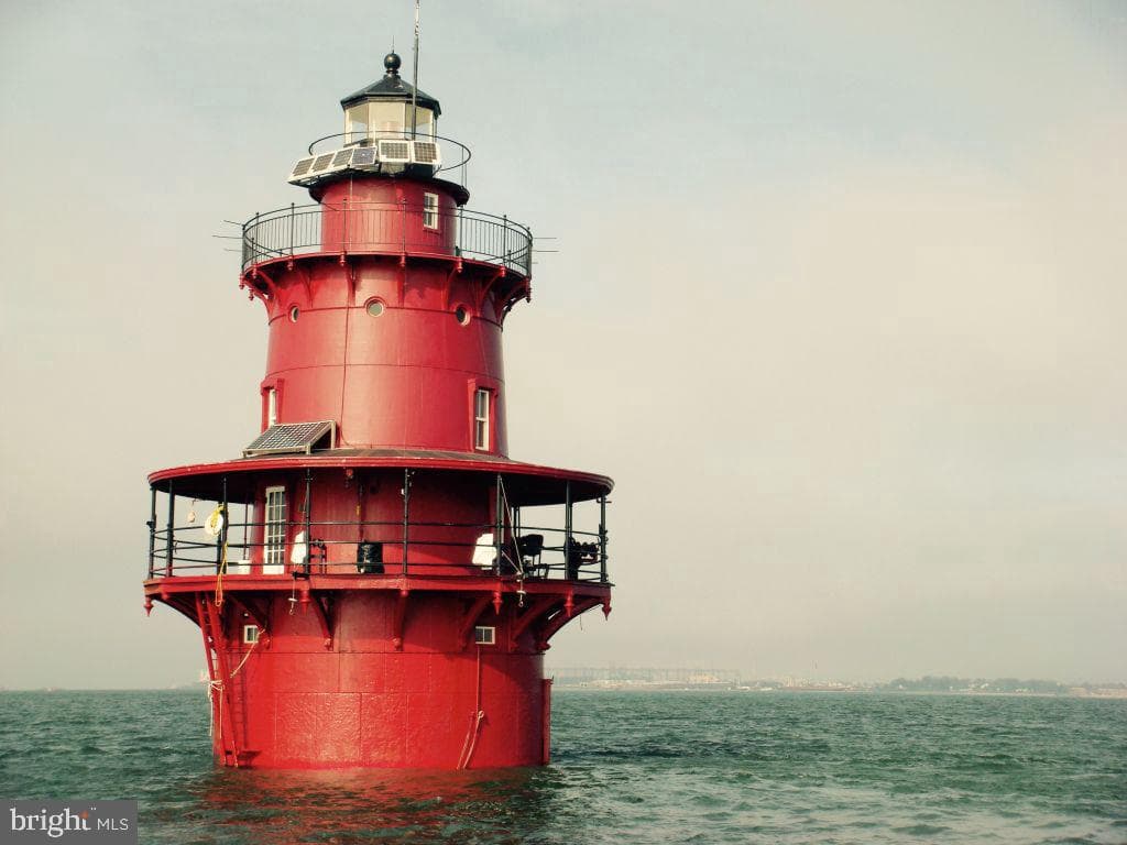 Middle Ground Lighthouse photo 2