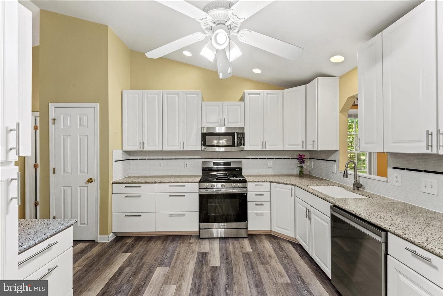 220 Creekside Drive photo 3