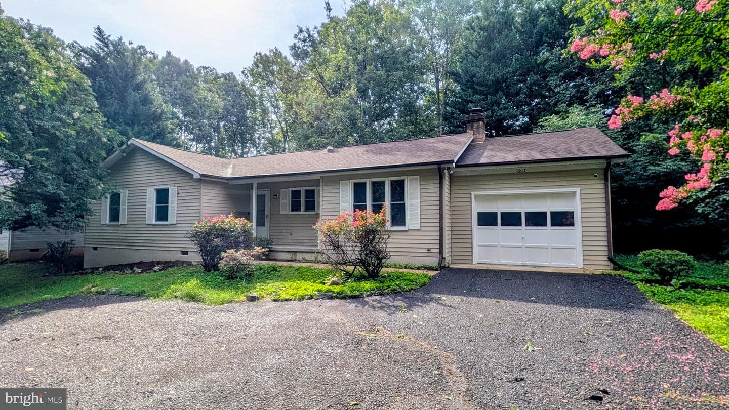 1217 Lakeview Parkway photo 1