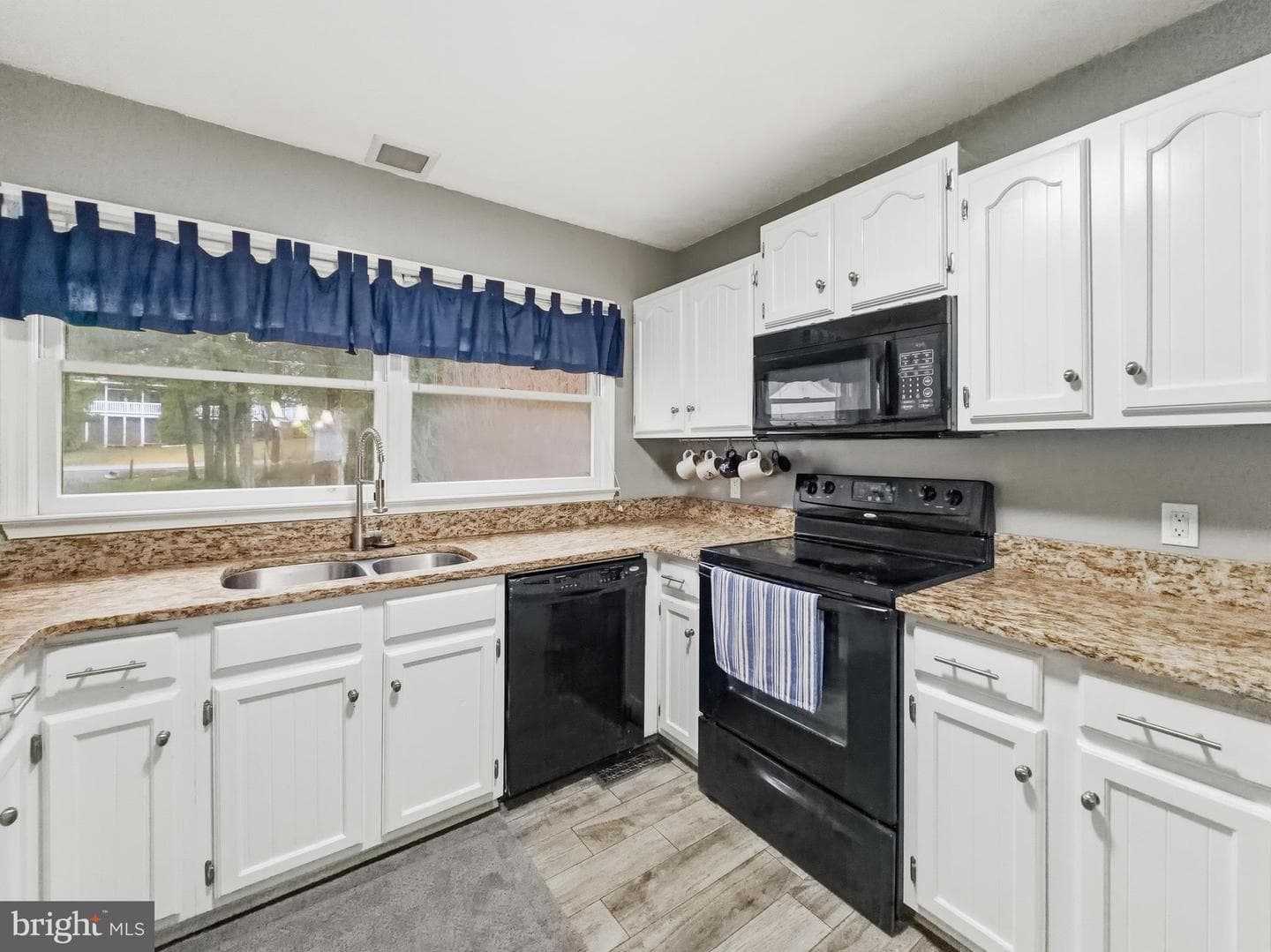 1353 Lakeview Parkway photo 12