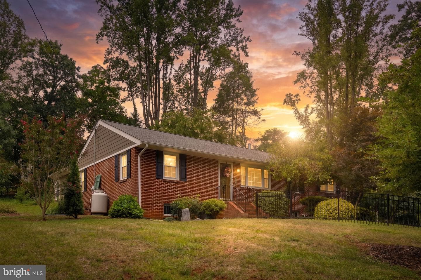 294 Newton Street photo 1