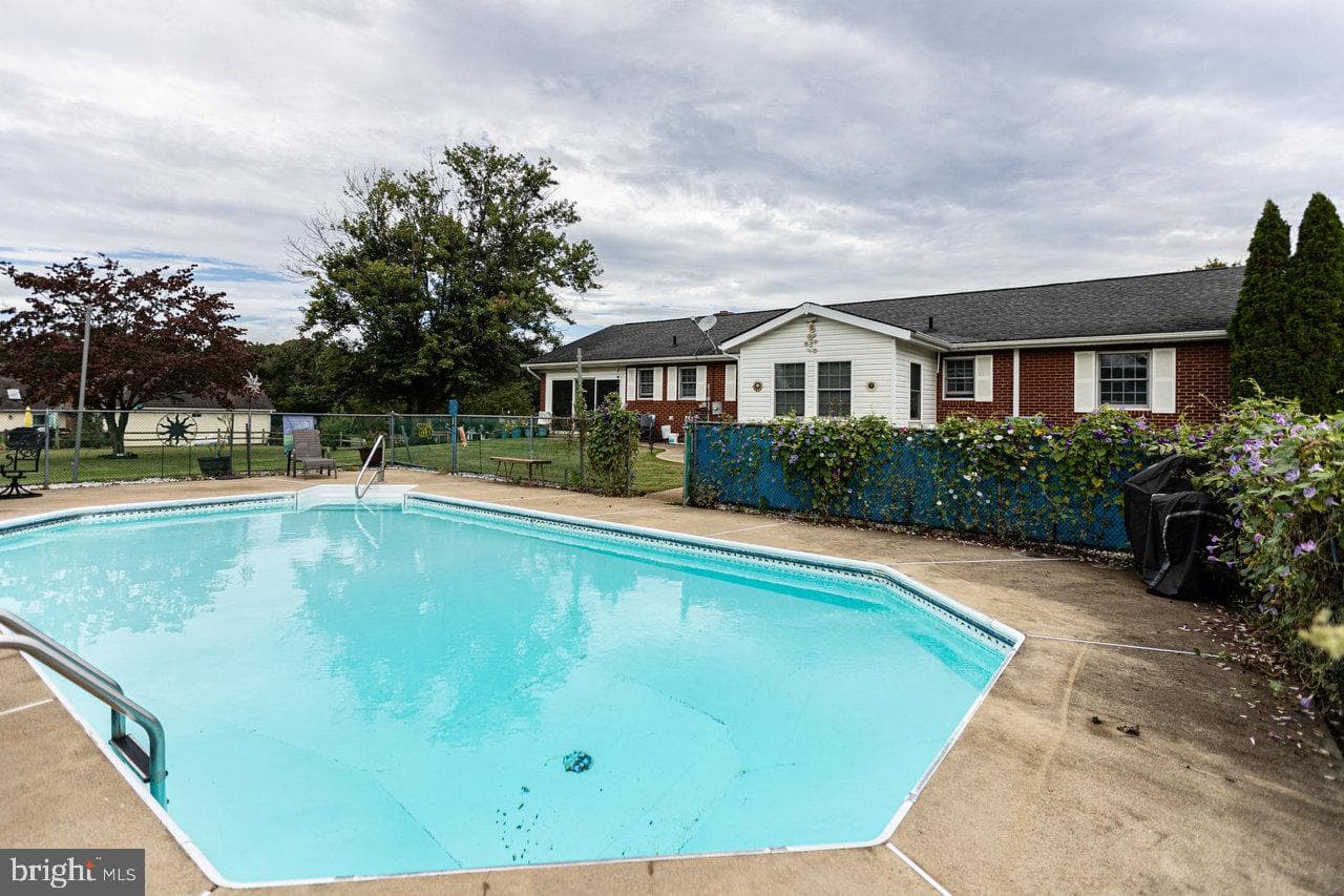 1 Rowe Drive photo 2