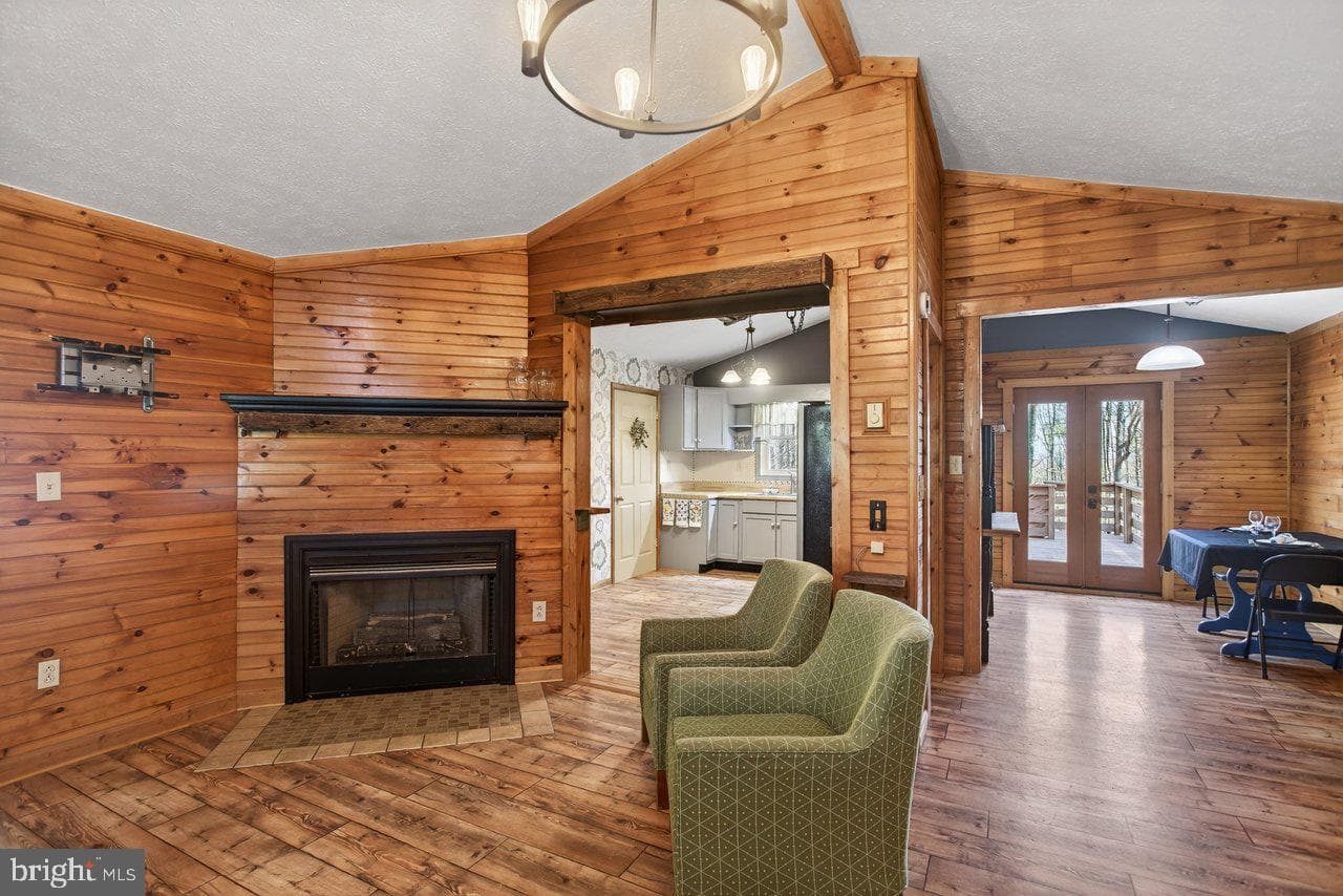 160 Gale Lane photo 4