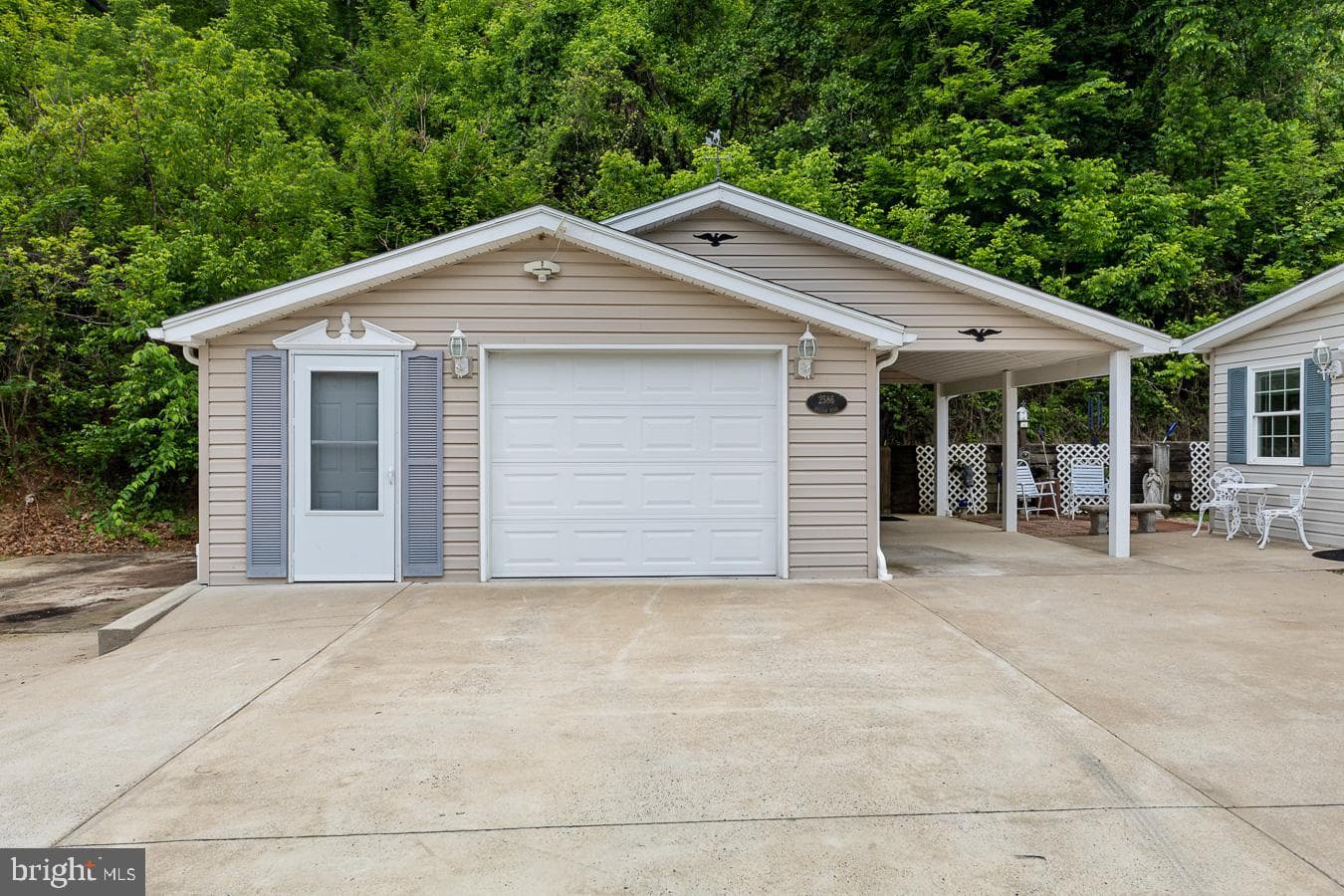 2586 Pine Grove photo 3