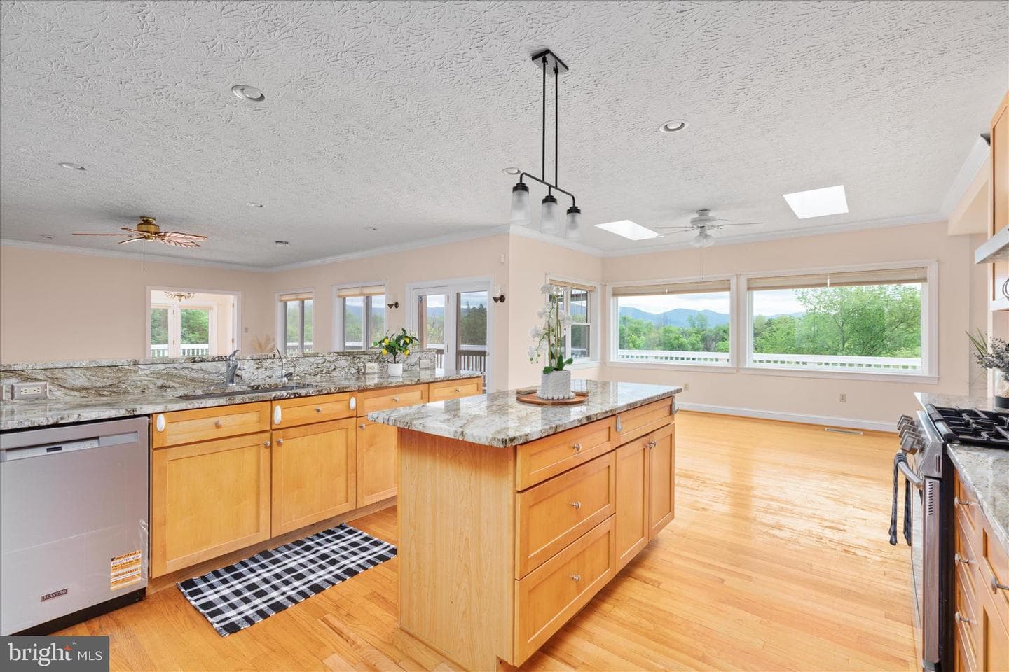 1050 Almond Drive photo 6