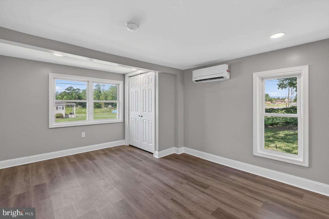 577 Pond Avenue photo 26