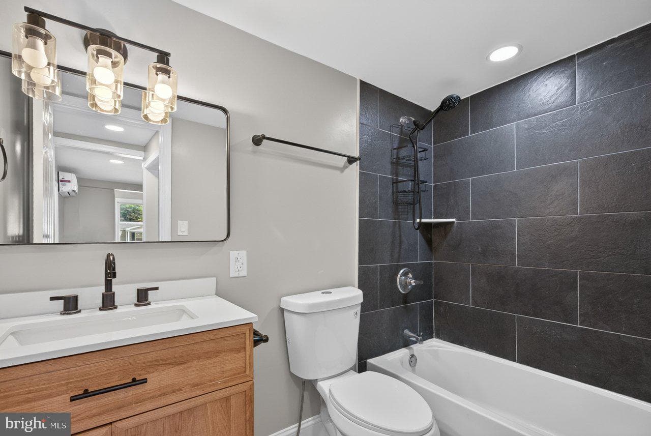 577 Pond Avenue photo 28