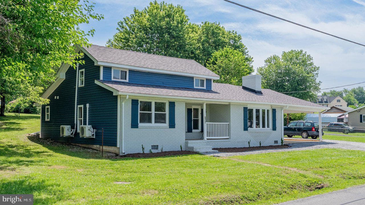 577 Pond Avenue photo 3