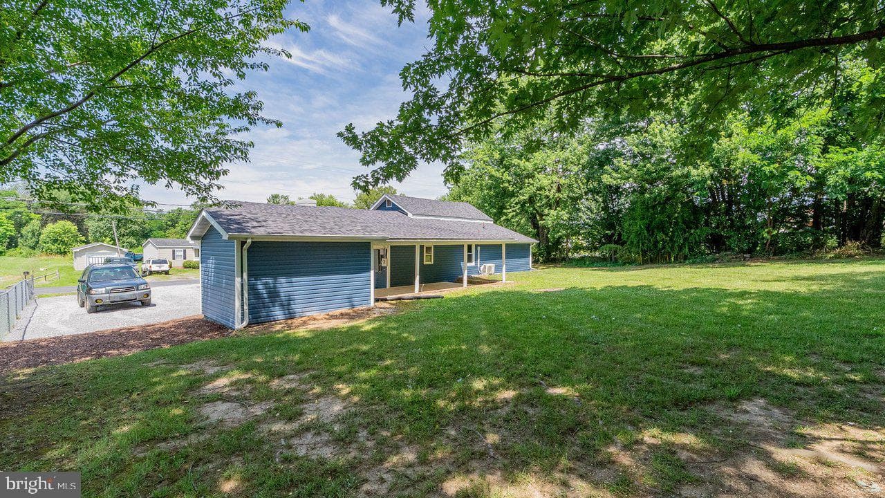 577 Pond Avenue photo 45