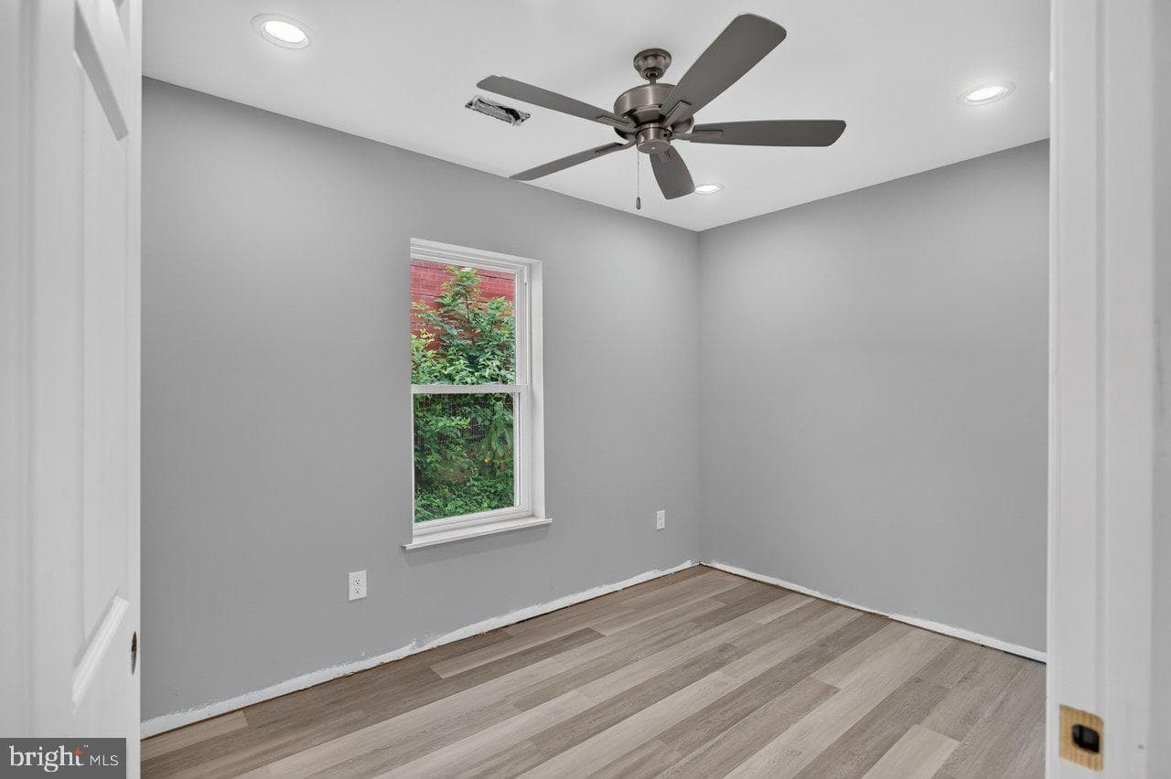 395 Trenton Ave photo 21