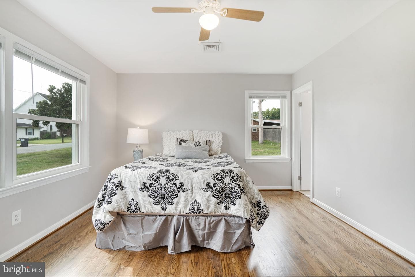 1102 Burton Street photo 28