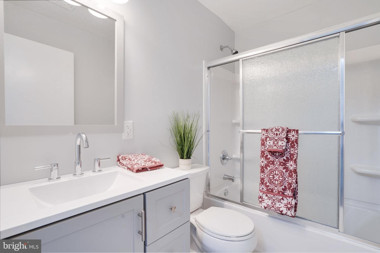 1102 Burton Street photo 37