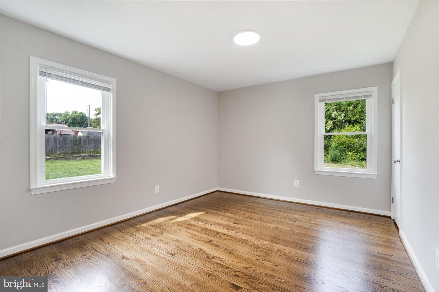 1102 Burton Street photo 38