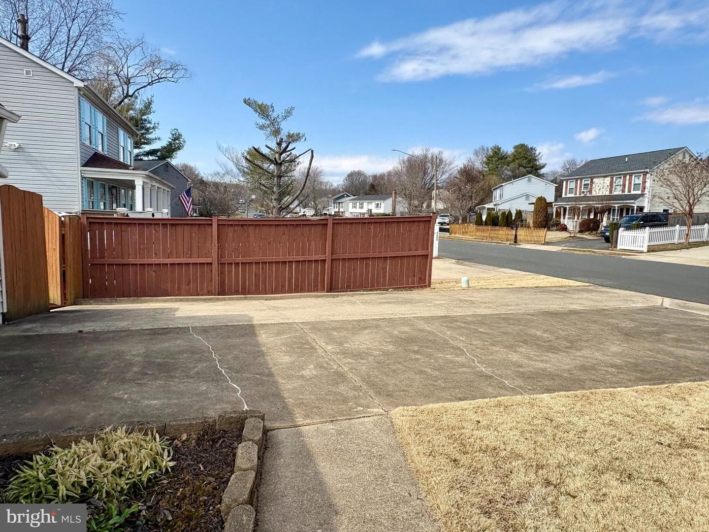 5606 Roundtree Drive photo 2