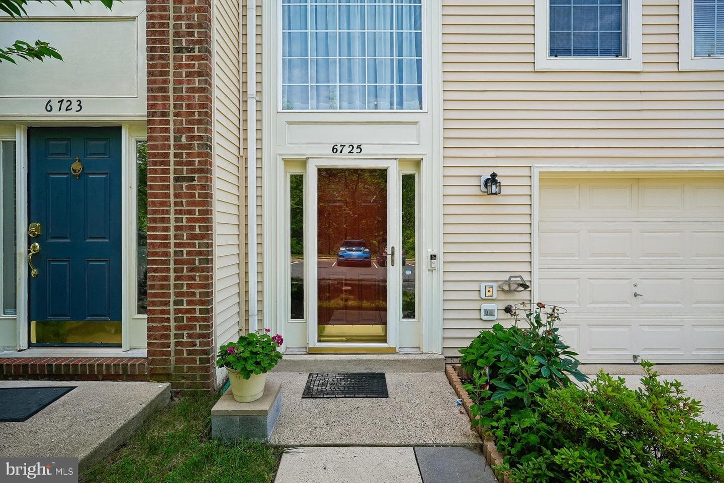 6725 Emmanuel Court photo 2
