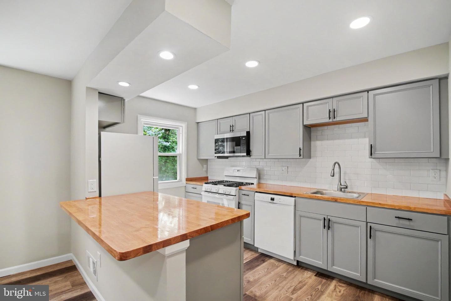 14658 Bakersfield Street photo 8