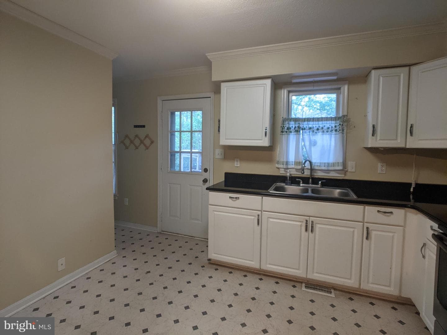 144 Hunter Avenue photo 8