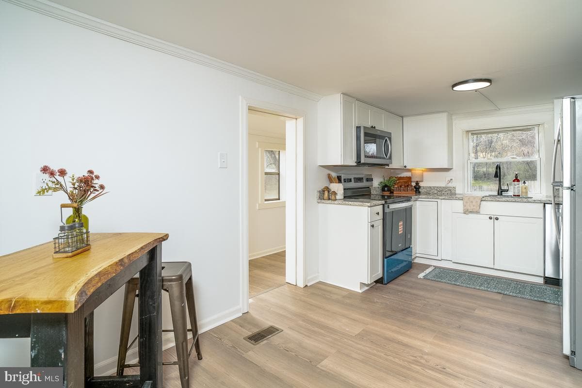 537 Straith Street photo 2