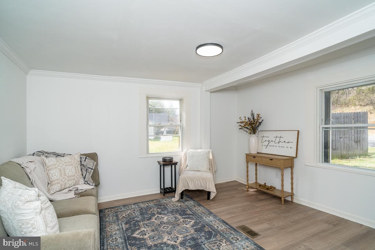 537 Straith Street photo 8