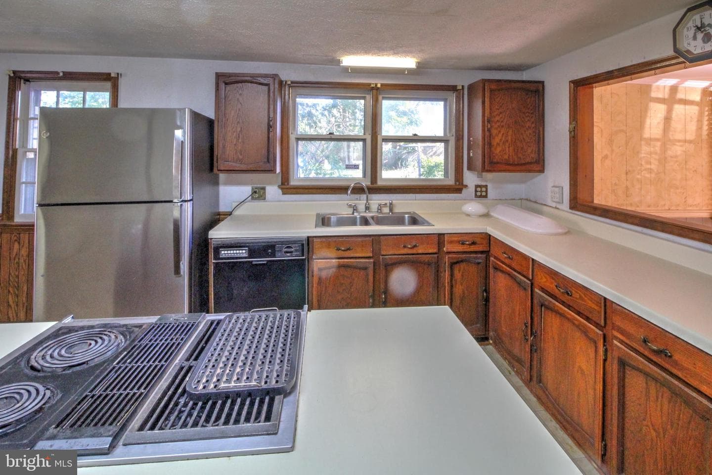 361 E Queen Street photo 9