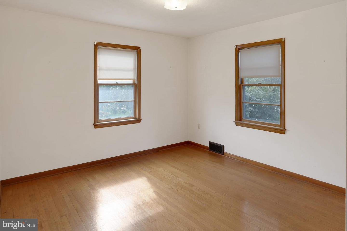 335 Royal Avenue photo 15