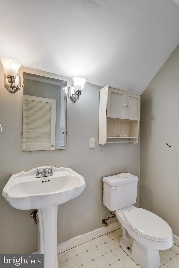 517 W King Street photo 20
