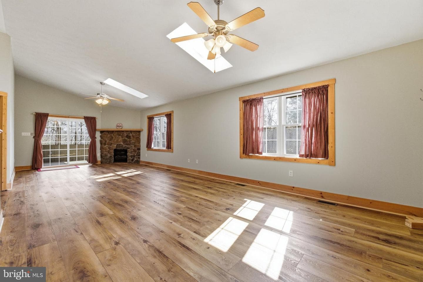 86 Maple Avenue photo 2