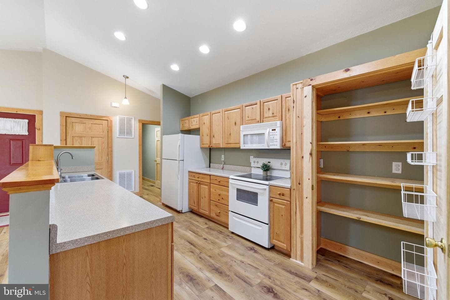 86 Maple Avenue photo 5