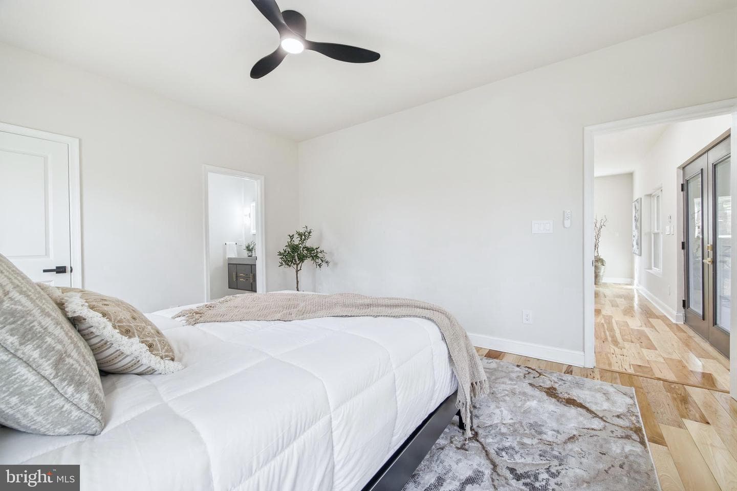 1034 Greenview photo 34