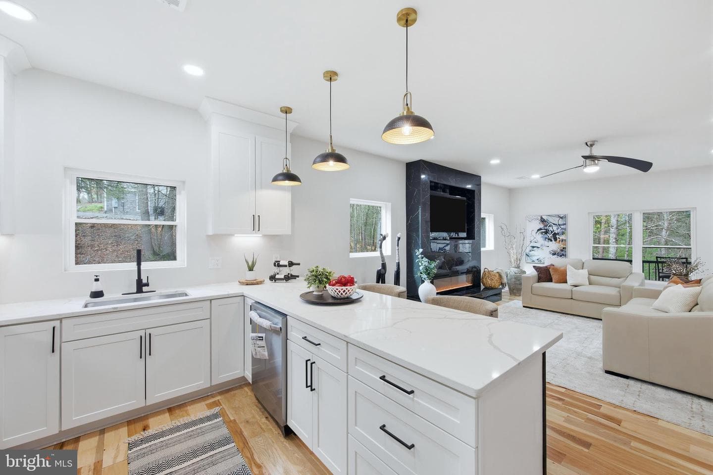 1034 Greenview photo 8