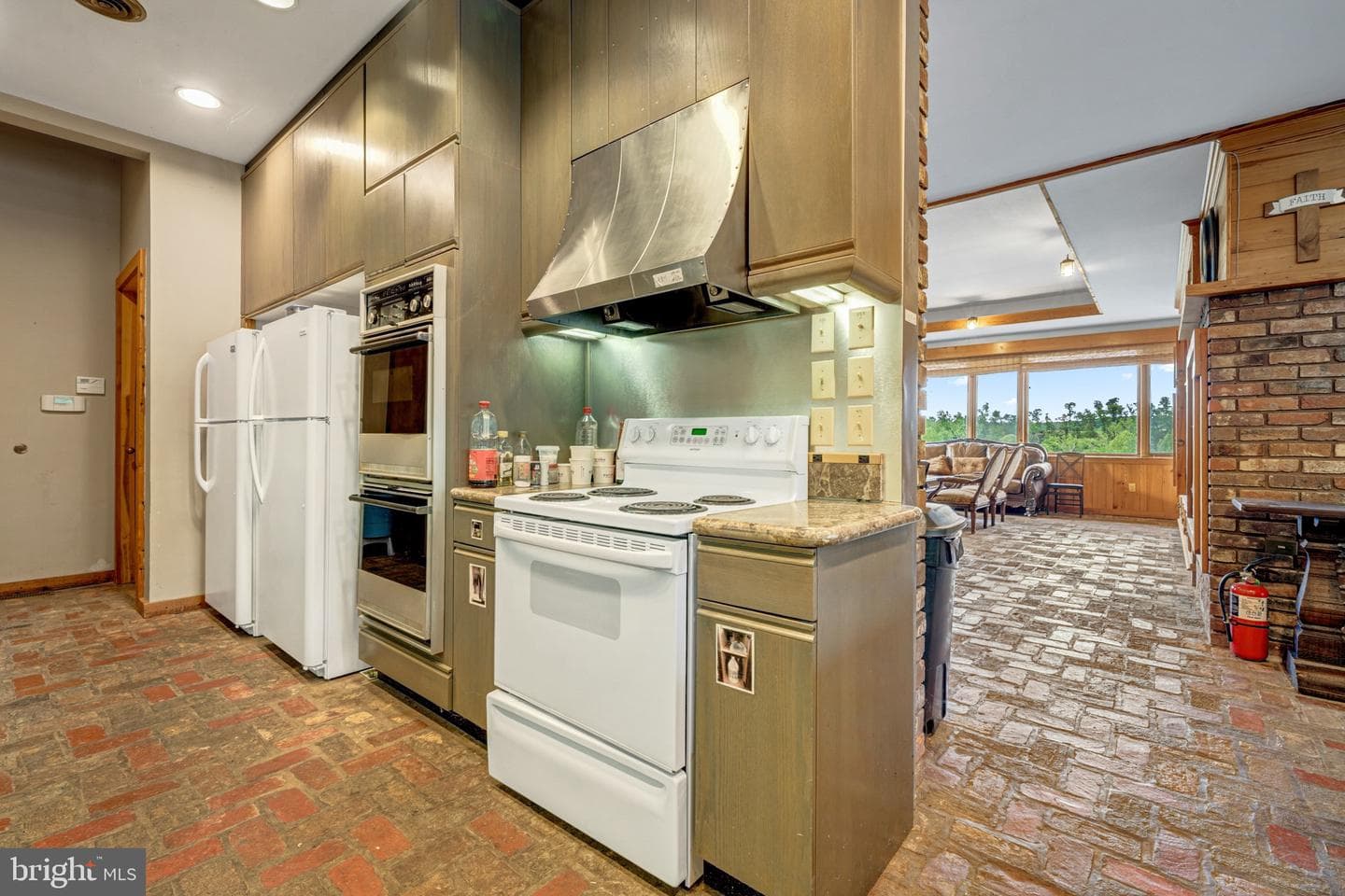 895 Fishers Road photo 17