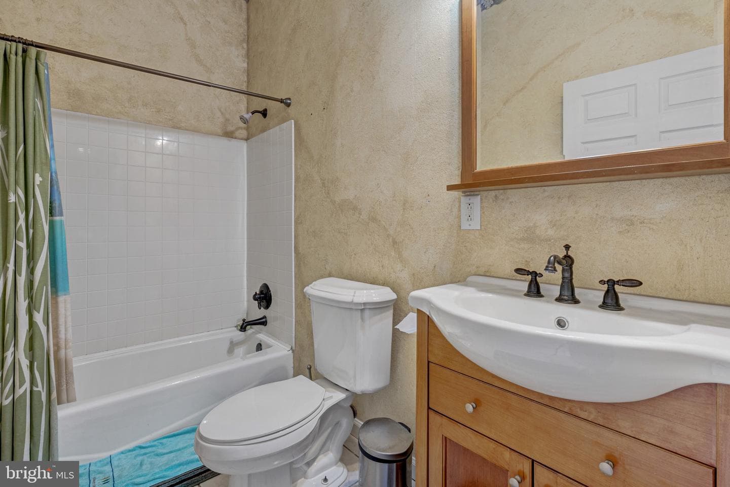 895 Fishers Road photo 34