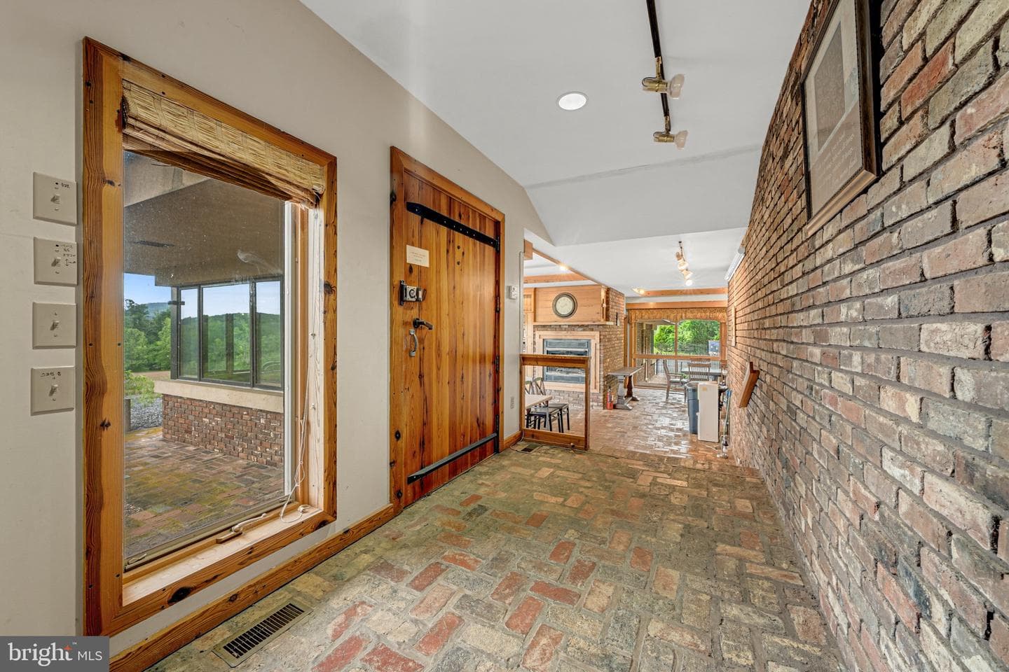 895 Fishers Road photo 7