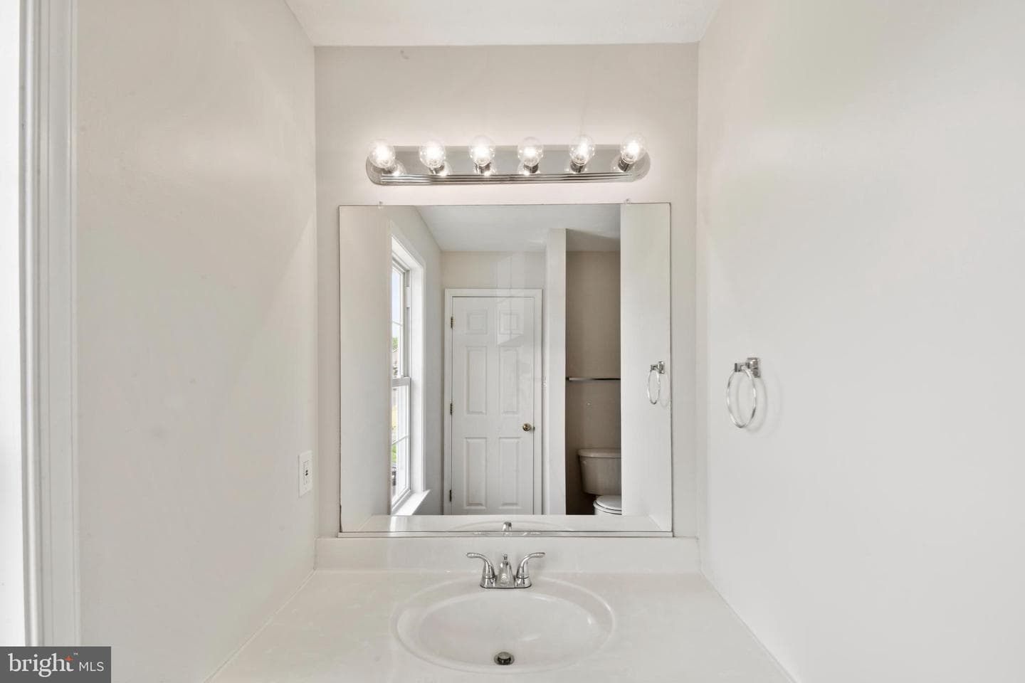 577 Ash Street photo 11