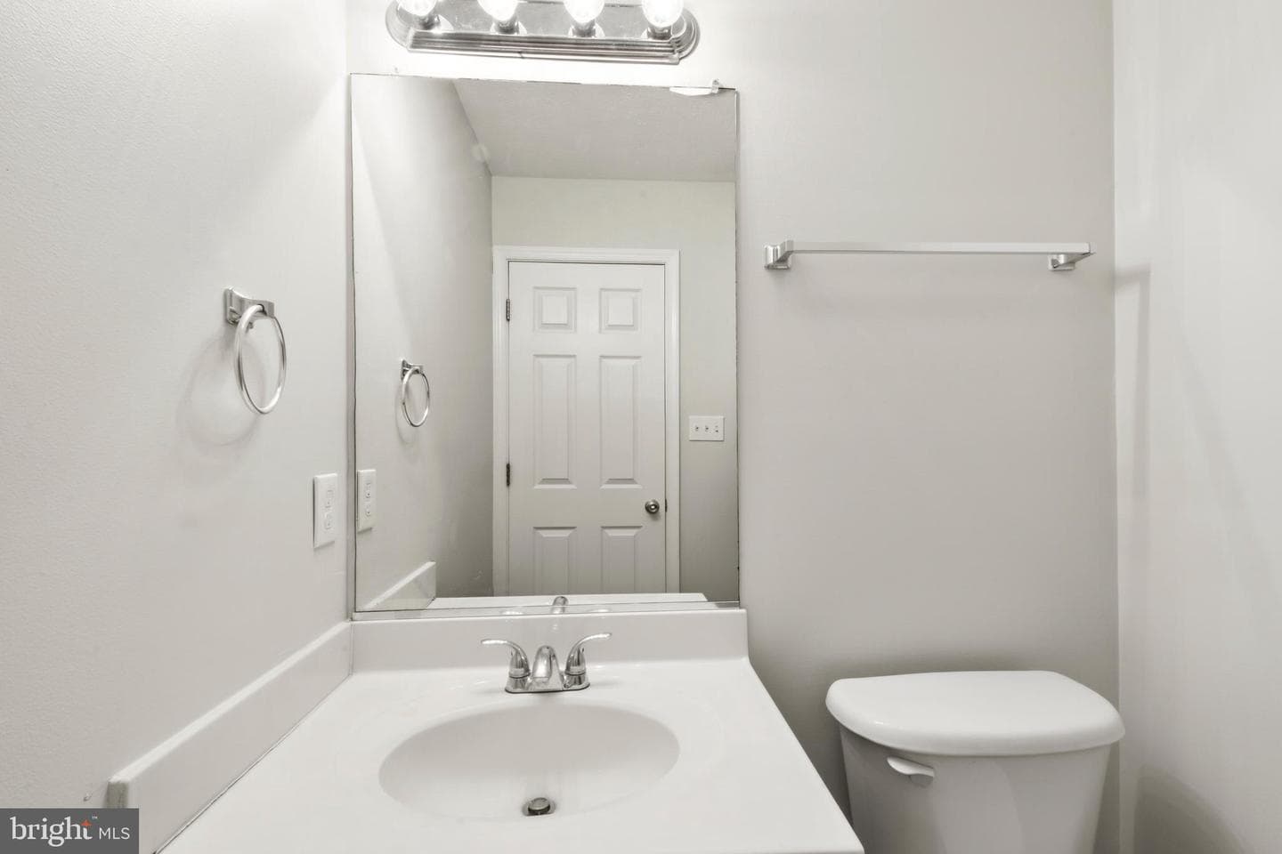 577 Ash Street photo 8