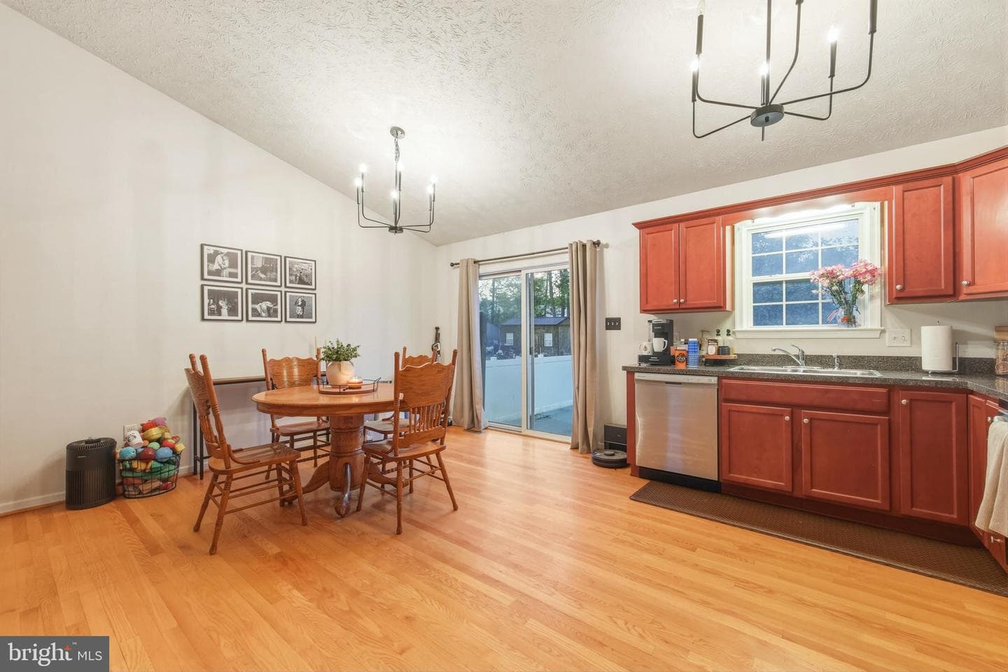 658 W King Street photo 8