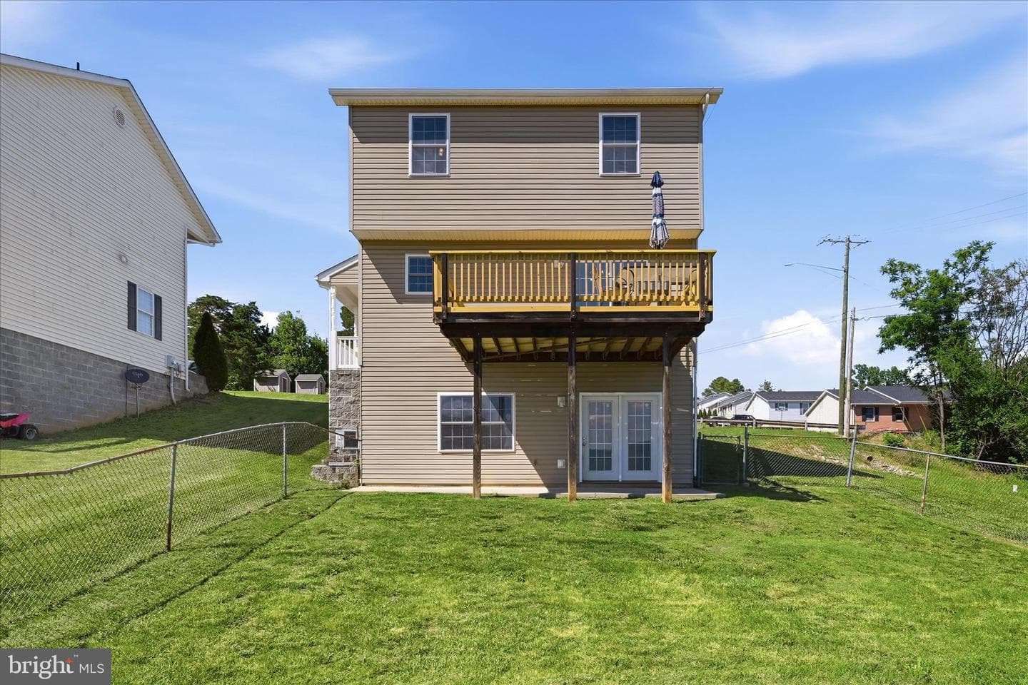 556 Thompson Street photo 2
