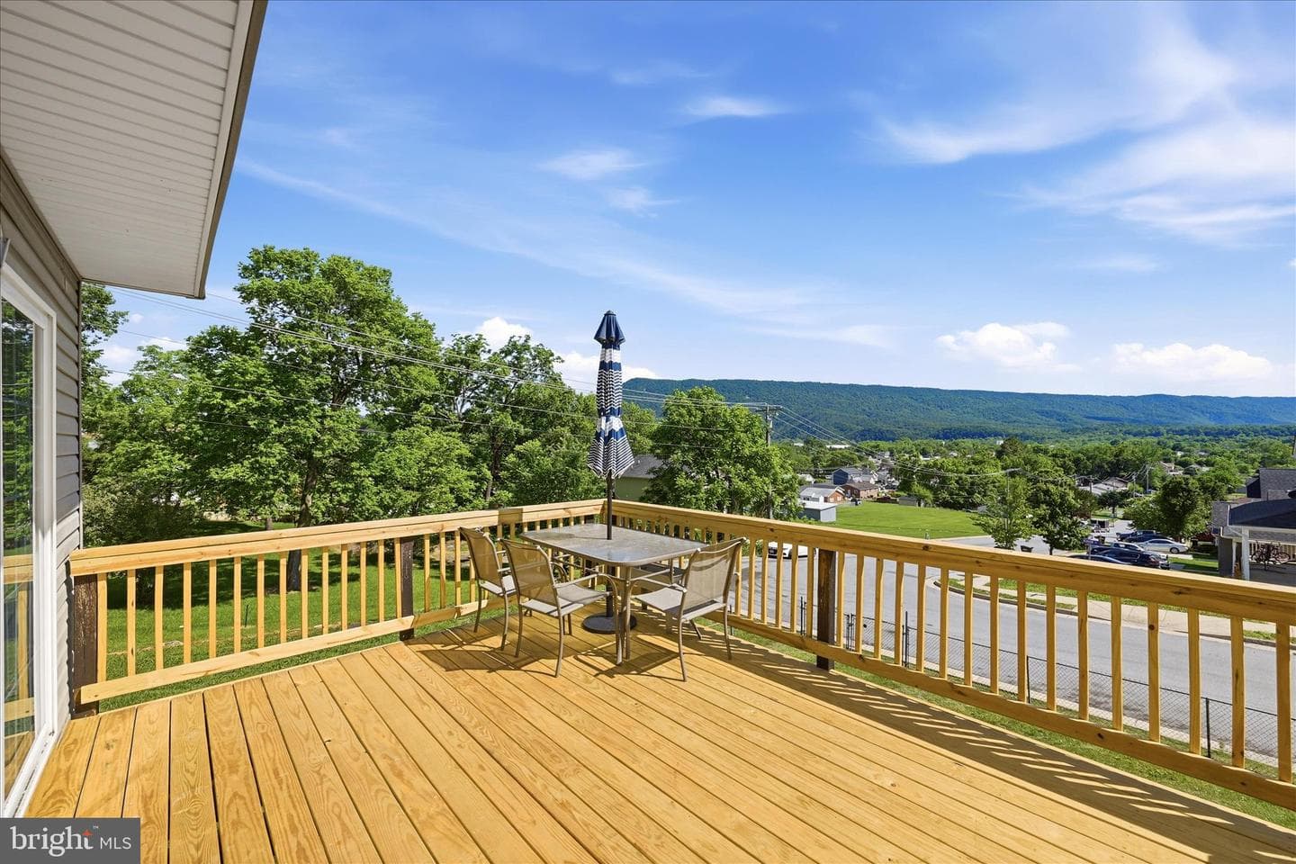 556 Thompson Street photo 3