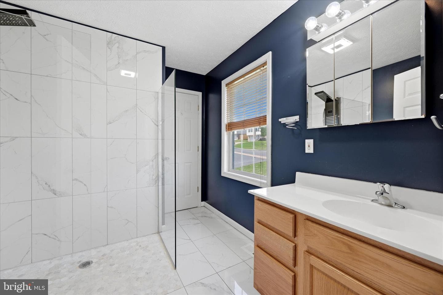 556 Thompson Street photo 32
