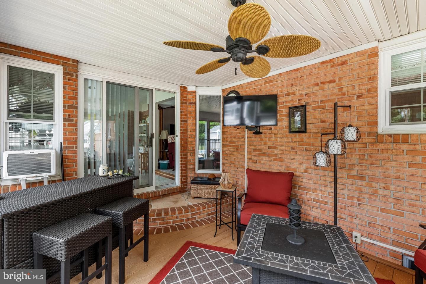 908 Jonathan Street photo 46