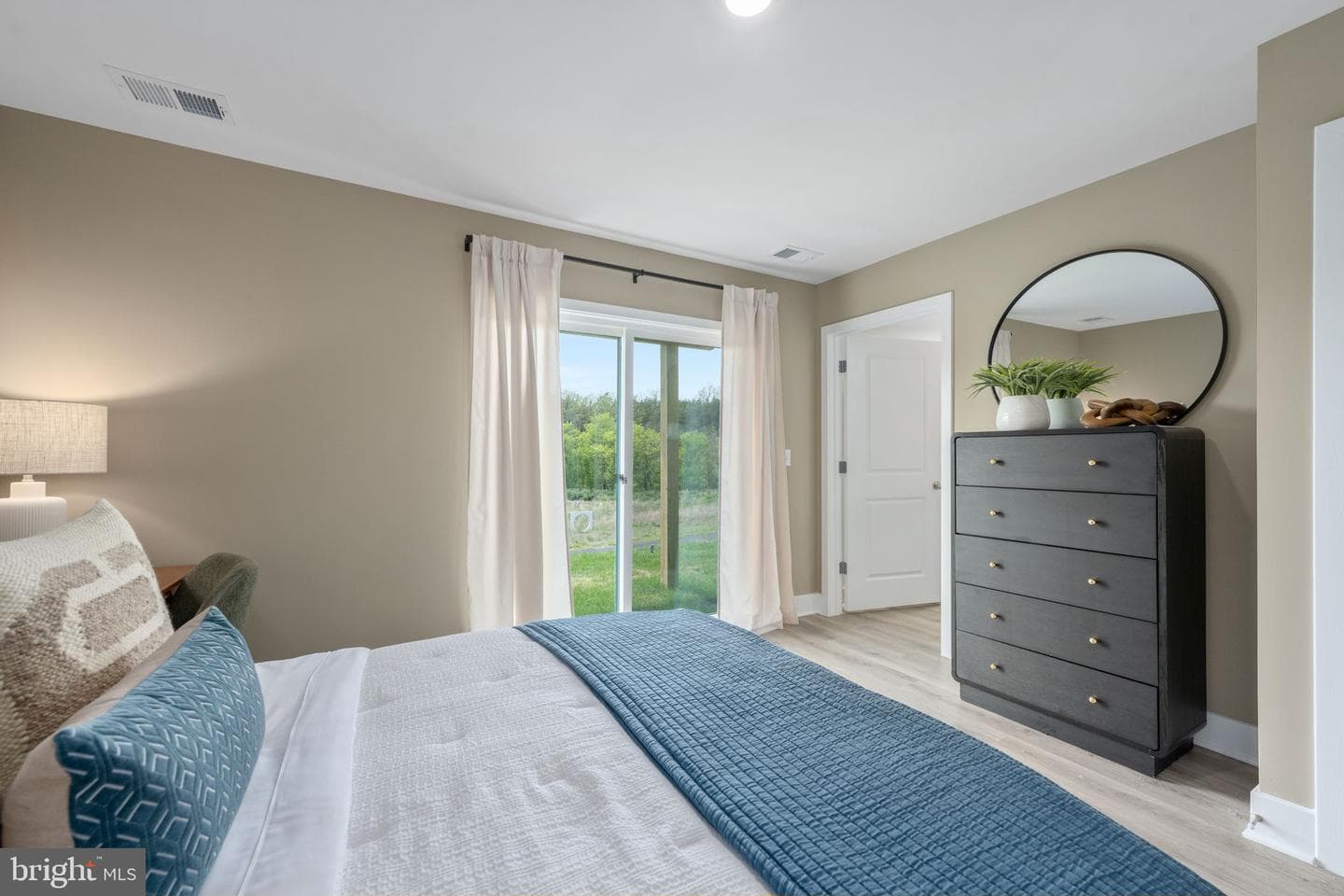 460 Sophie Street photo 35