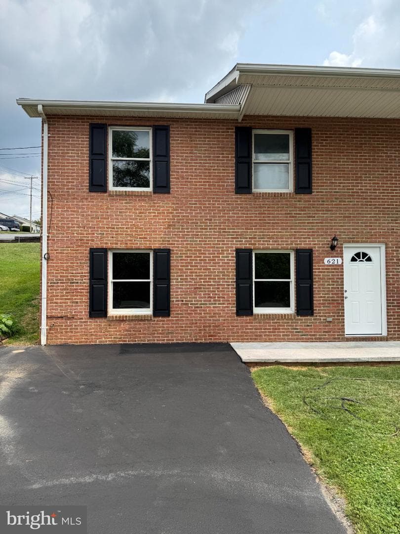 621 Thompson Street photo 1