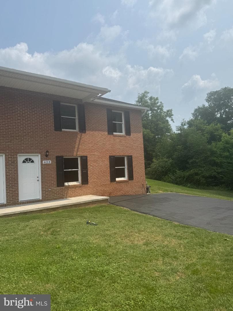 623 Thompson Street photo 1