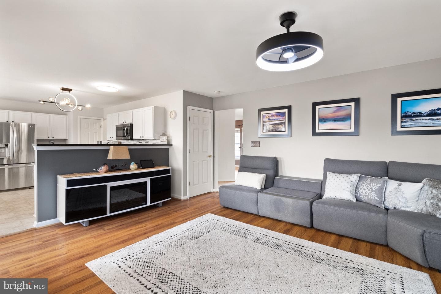 6914 Versaille Drive photo 4