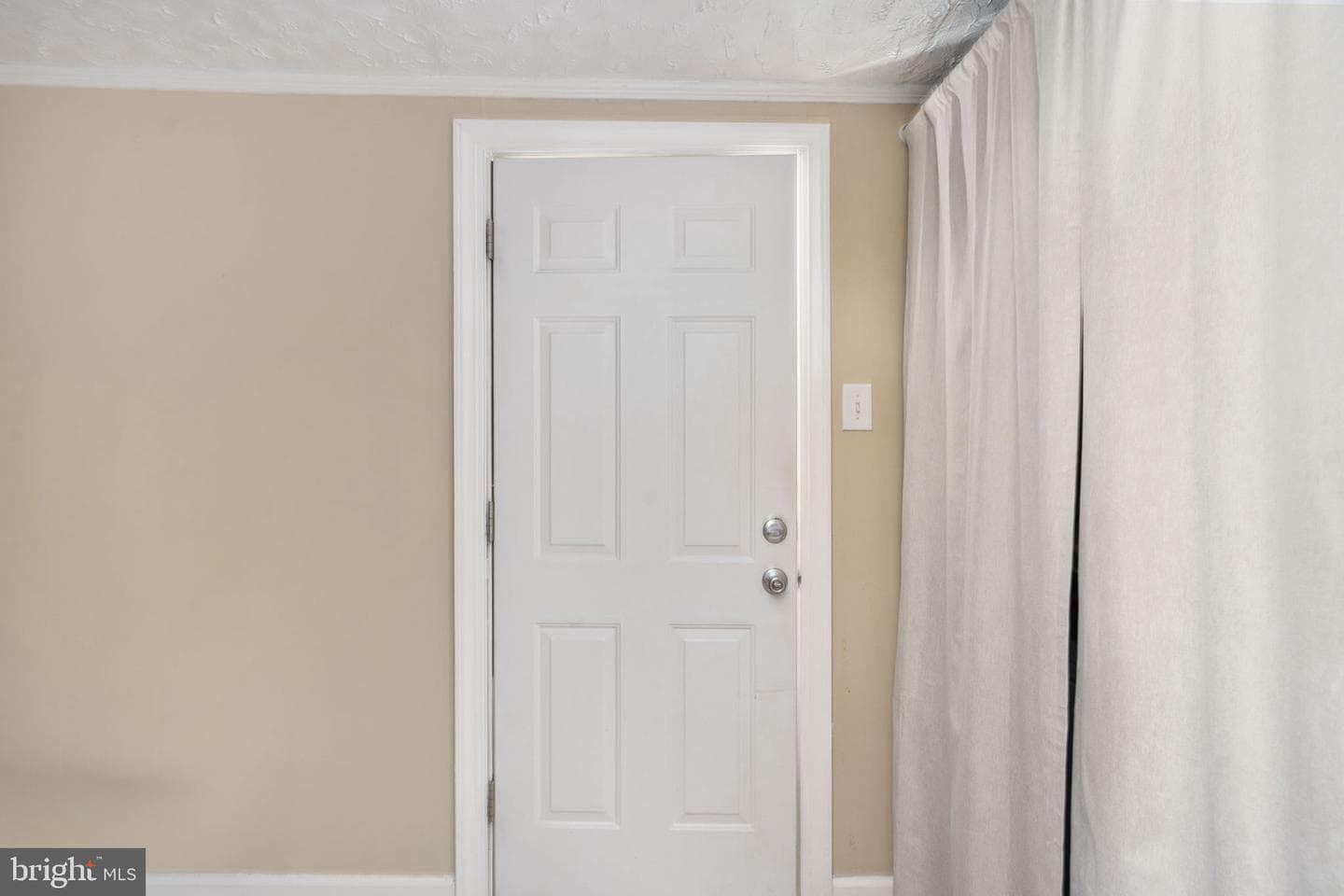 120 Mclaws Street E photo 35