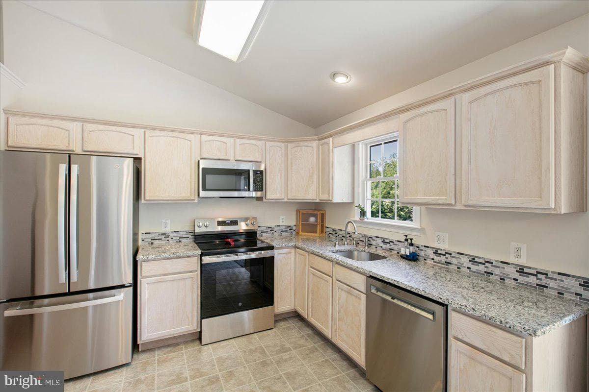 10132 Wallers Road photo 11