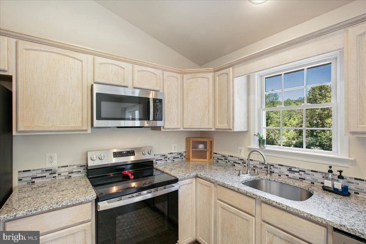 10132 Wallers Road photo 12